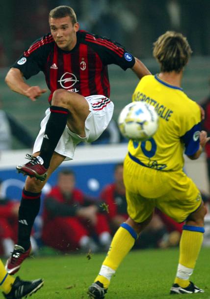 Ottobre 2002. Chievo - Milan. Shevchenko supera il difensore del Chievo Legrottaglie. (Reuters)